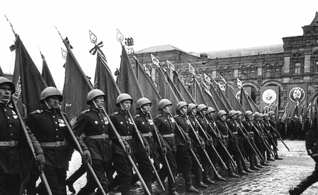 9 мая черный фото. Парад Победы 1945 года на красной площади в Москве. Парад на красной площади 9 мая 1945. Парад в Москве 1945 24 июня.