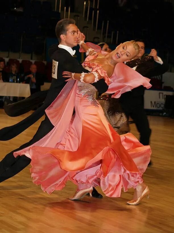 Спортивно бальные танцы 2. Спортивные танцы. Бальные танцы. Платье для квикстепа. Конкурсные платья для бальных танцев.