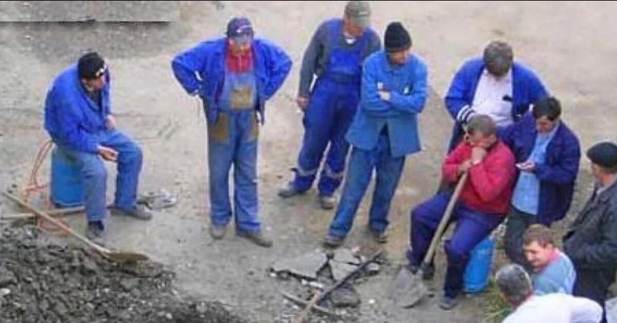 Много начальников и один рабочий. 1 рабочий и много начальников. Один работает все смотярт. Куча начальников и один рабочий. Один работает.