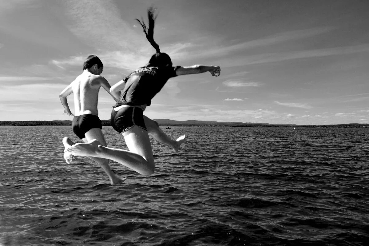 прыгать навстречу. радостные дети. счастливые дети бегают. дети бегут. прыгать навстречу.