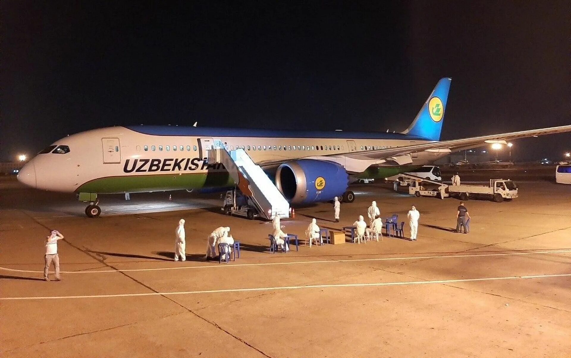 Uzbekistan airways рейсы. Аэропорт Ташкент хаво йуллари. Аэробус а320 Узбекистон хаво йуллари. Uzbekistan Airways Боинг 757.