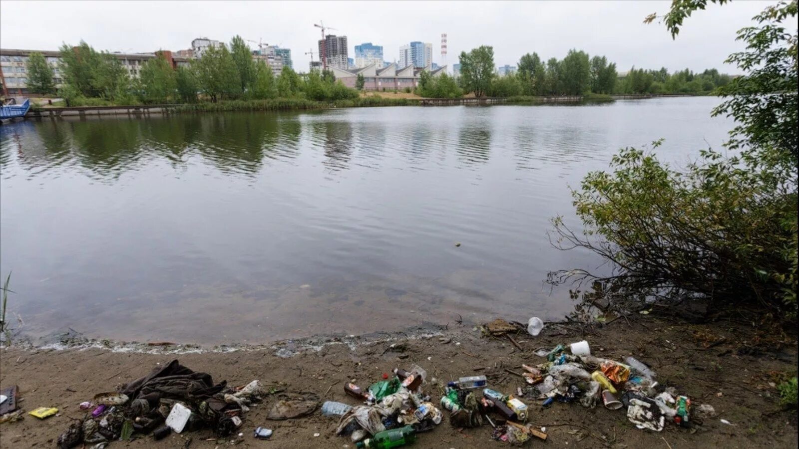 Экология региона нижегородской. Грязная река Волга Нижний Новгород. Загрязненная Волга Нижний Новгород. Загрязненная река Волга Казань. Грязная река Волга.