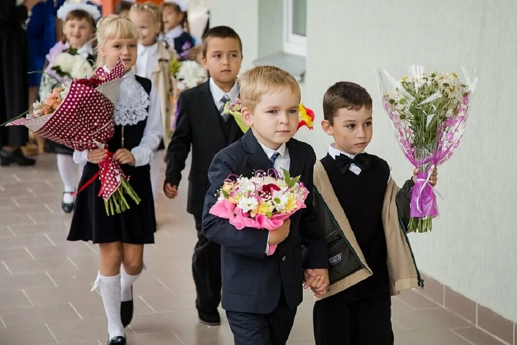 Какие года пошли в первый класс. Первоклашки в школе. Школа первоклассника. Первоклашки идут в школу. Современный первоклассник.