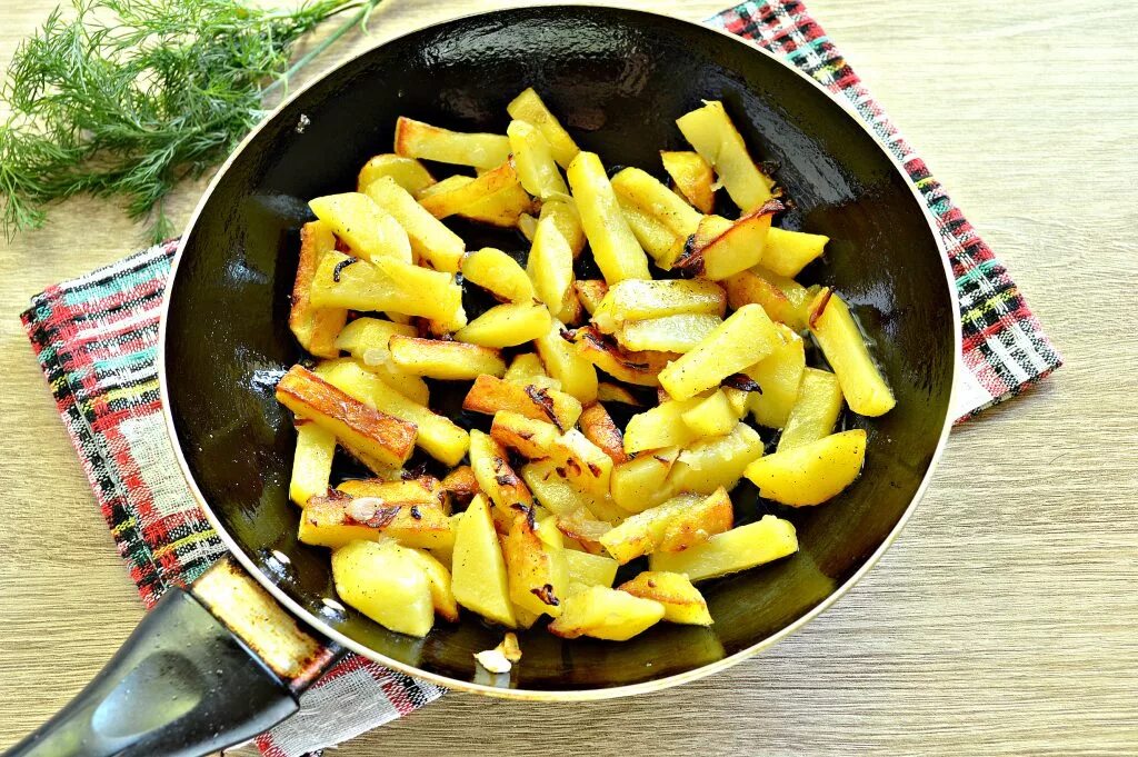 Картофель жареный на сковороде. Жареная картошка с луком на сковороде. Жареная картошка с кукурузой. Картофель кукуруза. Рецепты картошки на сковороде простые