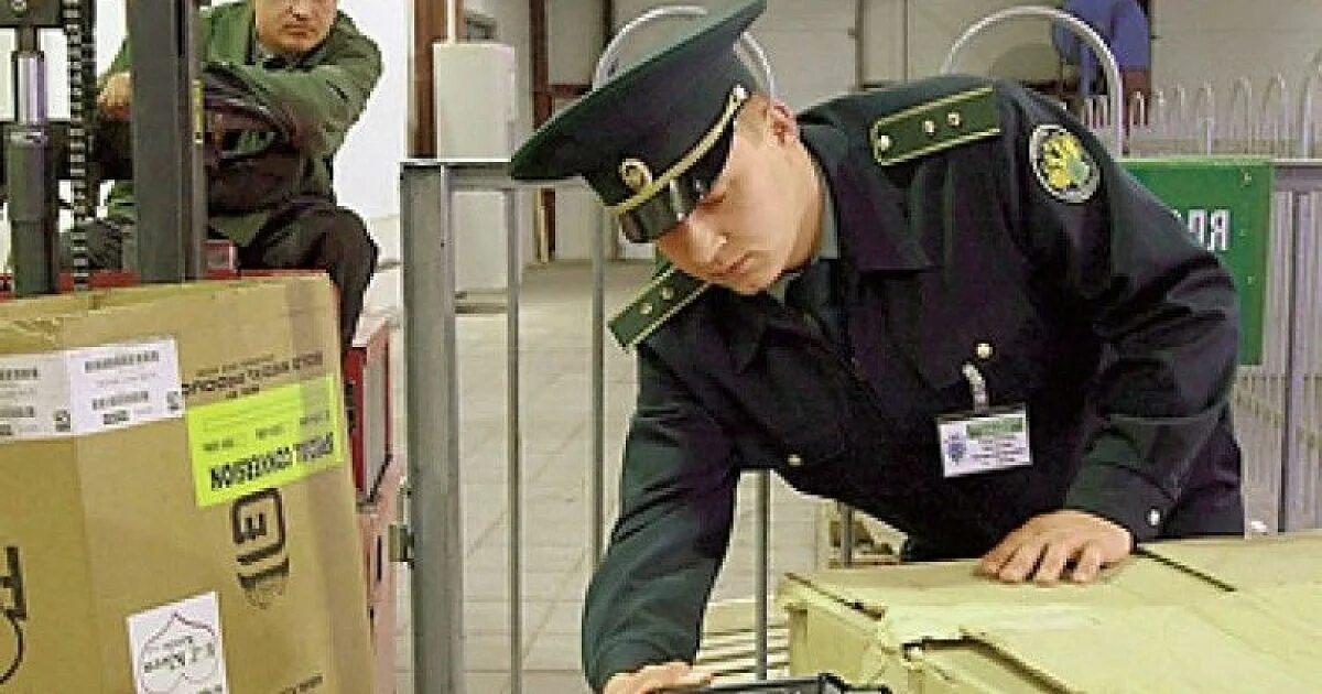 Таможенный контроль после выпуска срок. Таможенные органы. таможенный досмотр груза. проведение таможенного досмотра. досмотр груза на таможне.