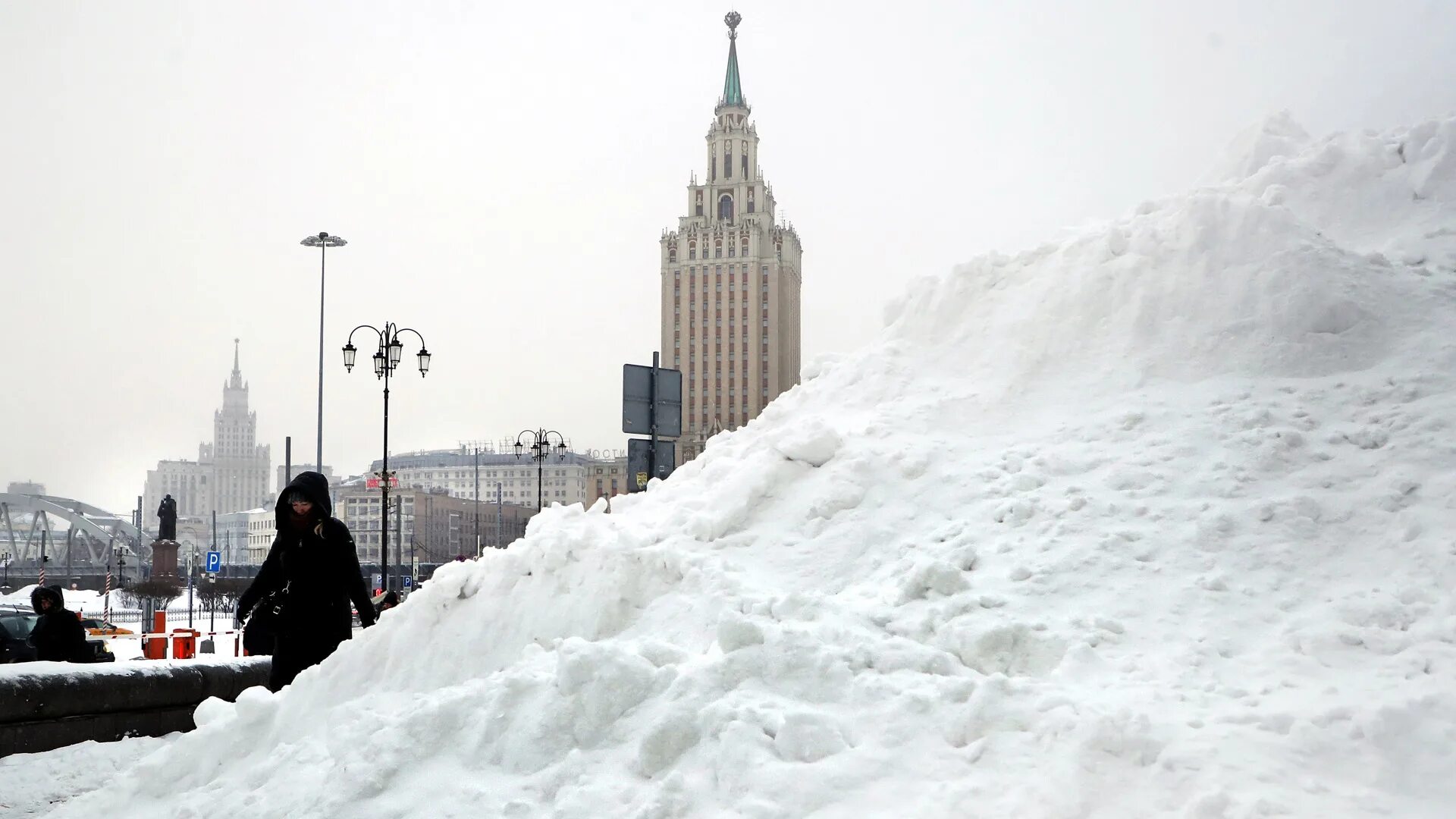 Снежный центр. Москва снегопад 2021. сильный снегопад в москве 2021. снегопад в москве 14.12.2021. снежный покров в москве.