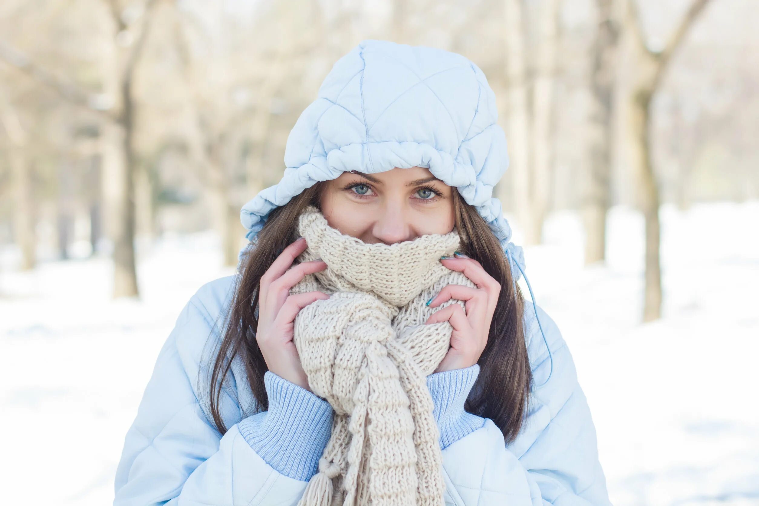 Люди зимой. Зима стоковые фото. Холодно фото. Cold weather.