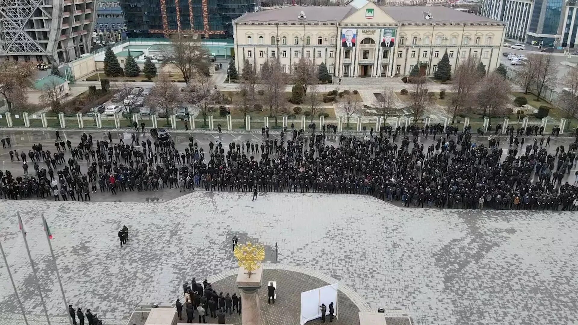 Мэрия Грозного. Центральная площадь Грозного. Чеченцы на площади в Грозном. Войска Чечни на площади.