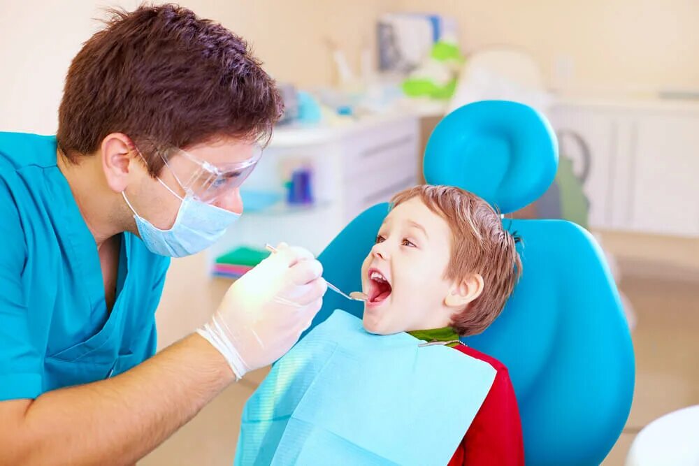 Детский стоматолог. Стоматология дети. Ребенок у стоматолога. Ребенок на приеме у стоматолога. Лечение кариеса ульяновск