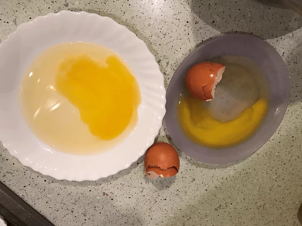 Разбитое яйцо. Желток вареный. Сырое яйцо. Свежие куриные яйца. Свежесть сырого яйца
