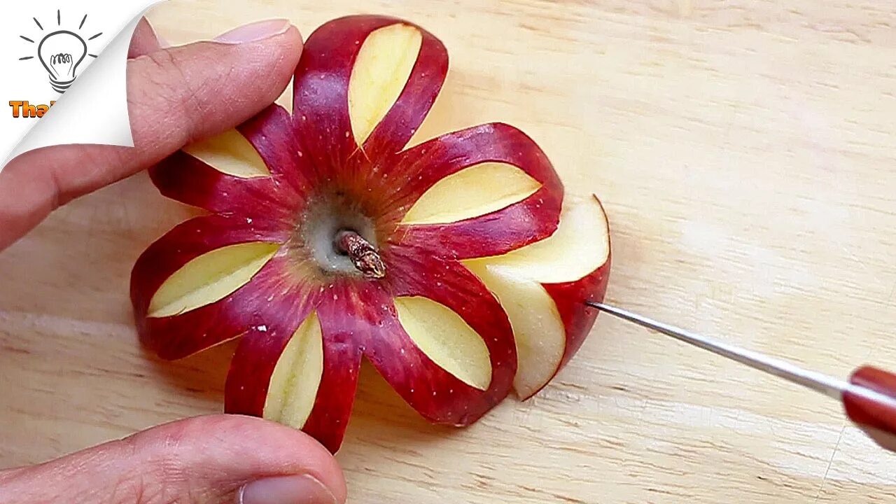 Украшенные яблоки. Украшения из яблок. Украшения из овощей и фруктов. Красиво нарезать яблоко. Цветок из яблока Карвинг.