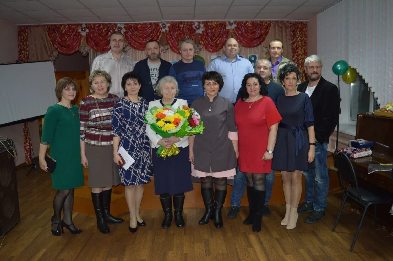 Встреча сош. Школа 58 строгино. Татановская школа встреча выпускников. Встреча выпускников в деревне. Учителя 1 школы рославль.