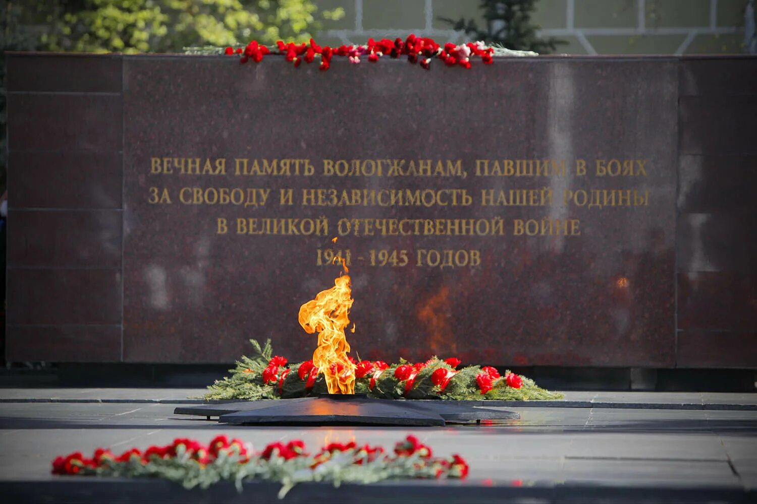 Москва вечный огонь могила неизвестного солдата. Памяти героев 1941 1945. Памяти вов вечный огонь. Цветы у обелиска. Вов 1941 1945 вечный огонь.