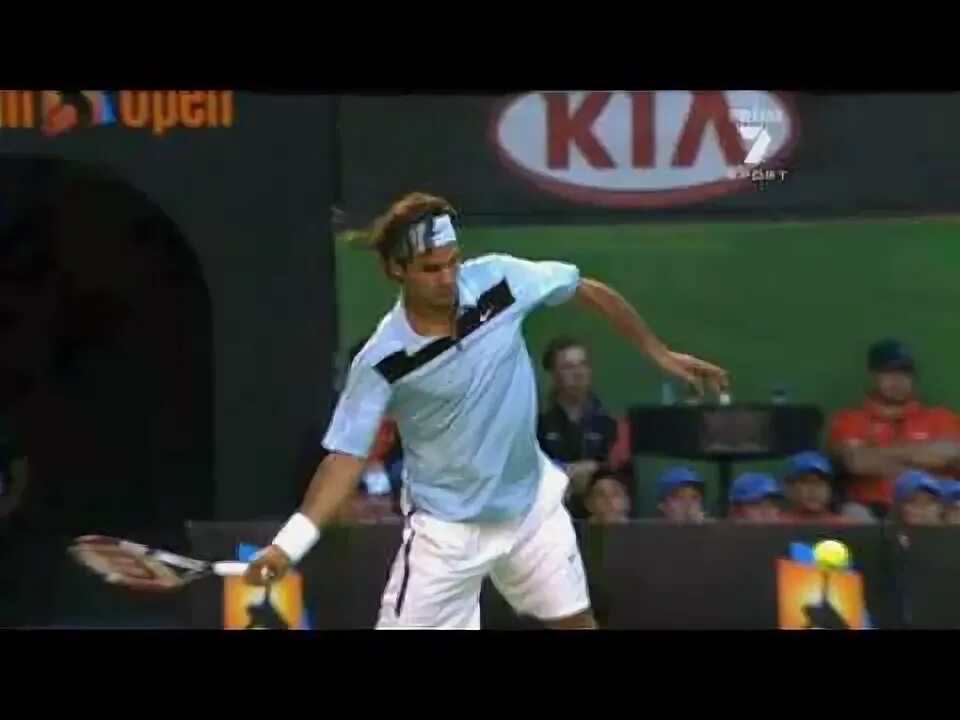 Федерер удар между ног. Удар справа Федерер замедление теннис. Роджер Федерер удар слева засах. Удар в теннисе 6