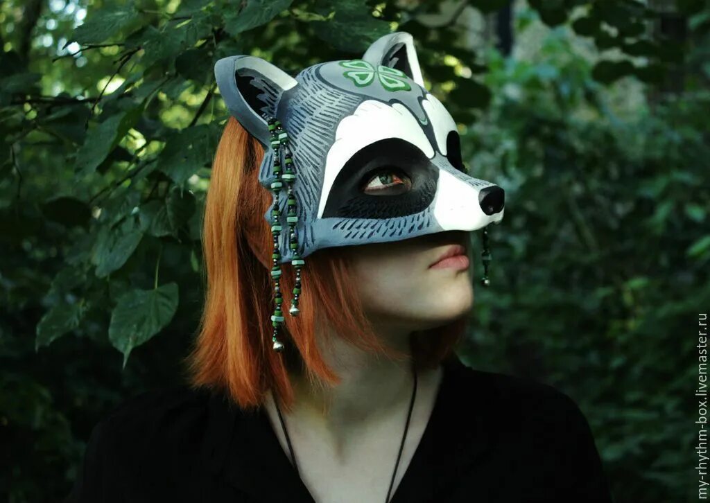 Кто скрывается под маской енота. Лисья маска. Маска лисы папье маше. Девочка в маске лисы. Японская маска лисы.