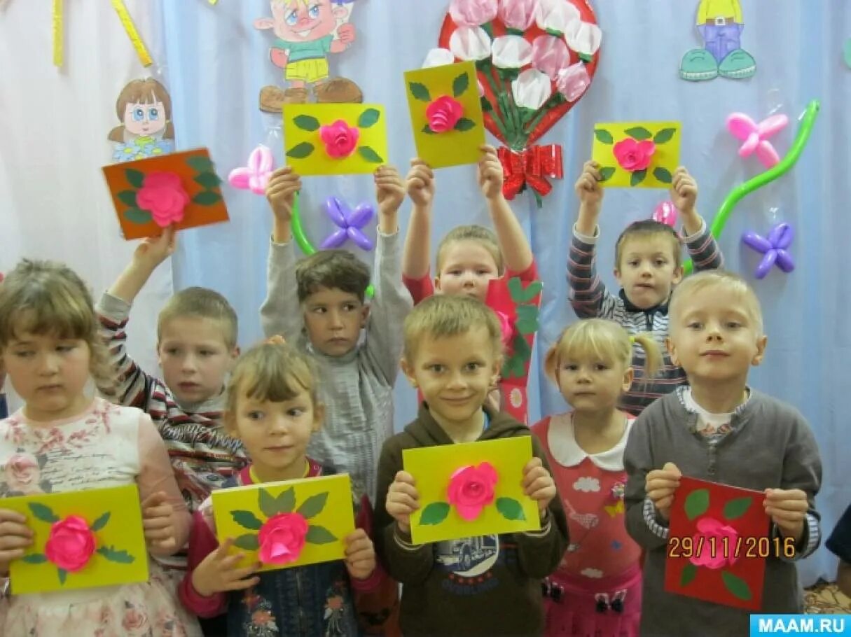 Праздник мамам в доу. Подарок маме в детском саду. Подарок на день матери старшая группа. День матери старшая группа.