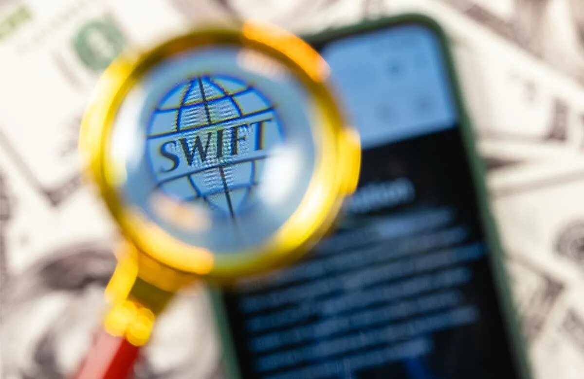 Карикатура про свифт. Swift санкции. После санкции свифт. Swift санкции. Отключился от свифт и кайфует.