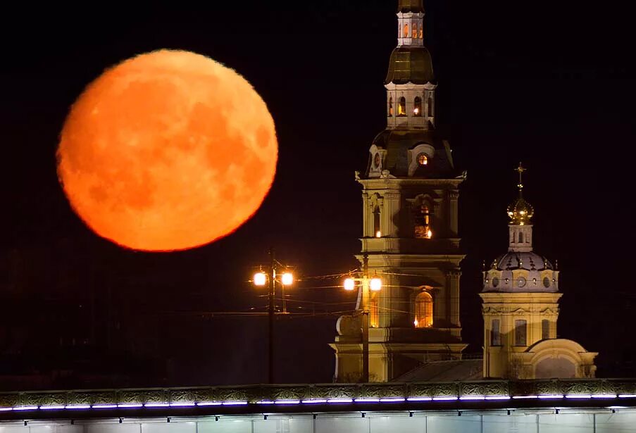 Вчера ночью какая. Луна в Санкт-Петербурге. Суперлуние в Питере. Суперлуние в Санкт-Петербурге 2022. Полная Луна над Питером.