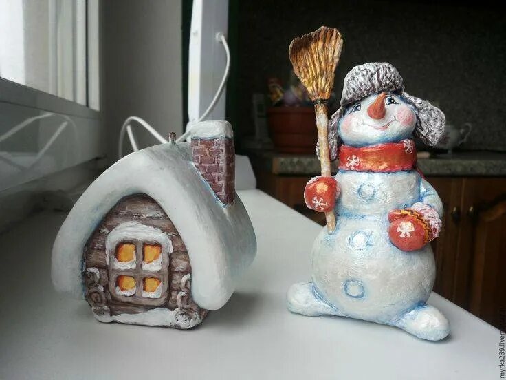 Елочные игрушки из пепмаше. Авторские новогодние игрушки. Елочные папье маше. Новогодняя игрушка папье ма етше. Снеговик из ваты елочная игрушка.