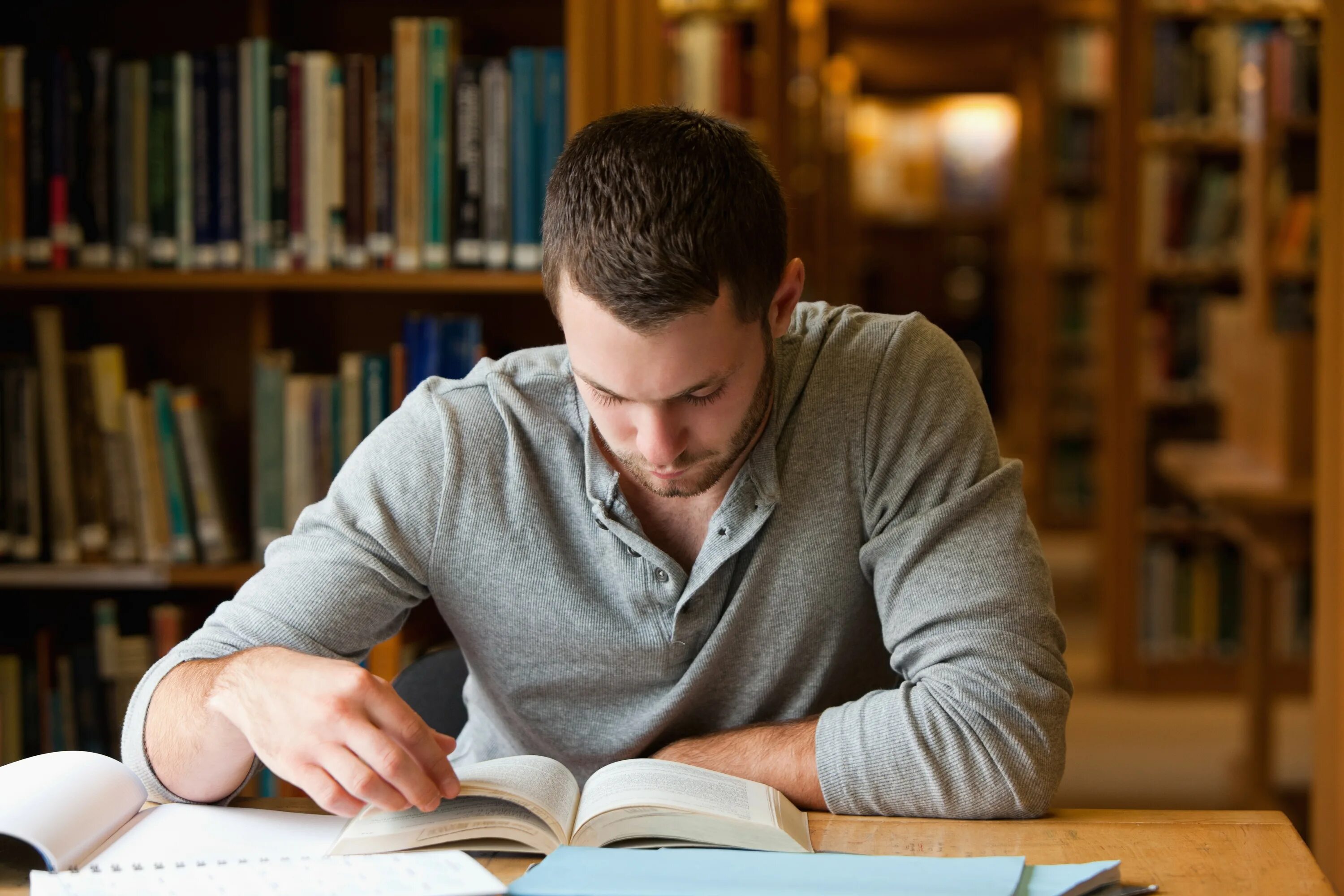 Чтение книг. Чтение г. Парень читает книгу. Человек читает книгу.