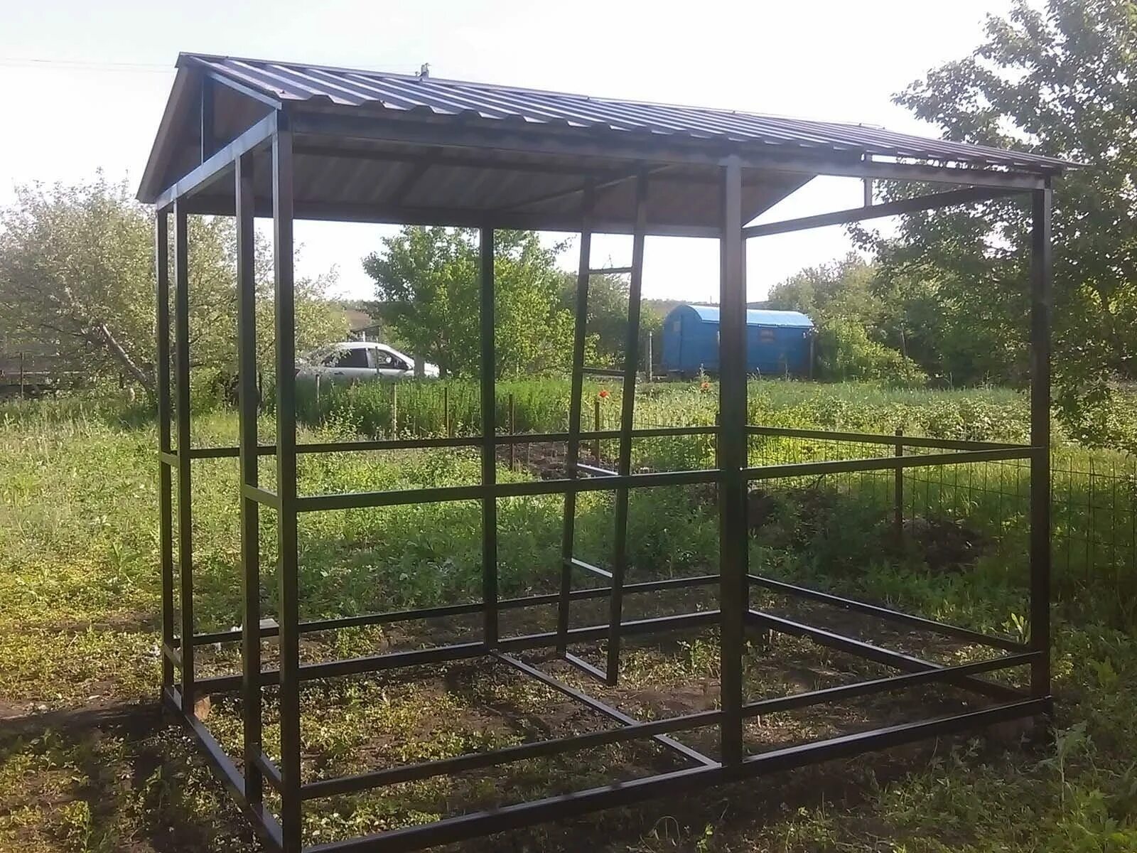 Садовые беседки из металла. Беседка из профтрубы 2х2. Кованые качели для сада. Беседка из поликарбоната 5 на 6. Беседка металлическая.