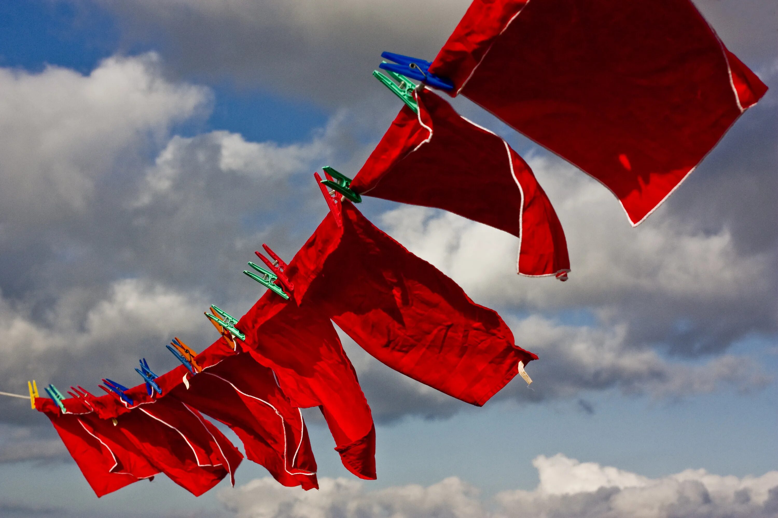 Знамя на ветру. Красный флажок. Флаг на ветру. Флажки на ветру.