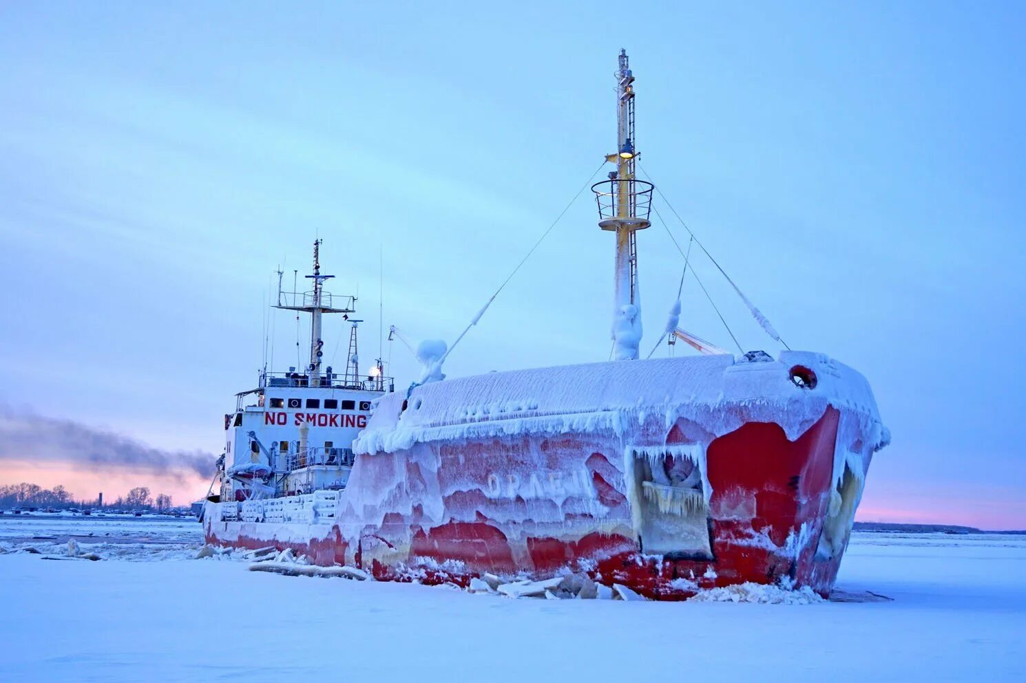 Корабль во льдах. Замерзший корабль. Судно застрявшее во льдах. Арктика корабль. Ледовые суда