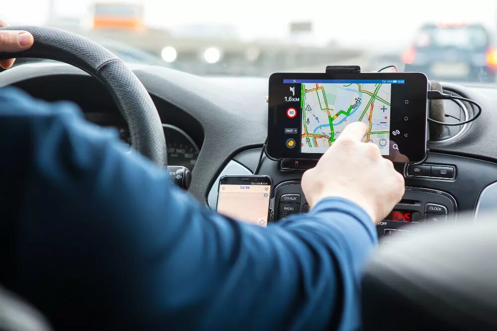 Как пользоваться навигатором в машине. Навигатор в машине. gps навигатор для машины. человек с навигатором. gps навигация в автомобиле.