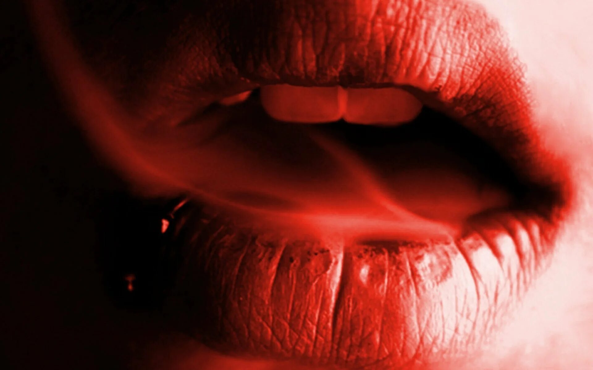 Женские губы. Страстные губы. Обои губы. Поцелую с кровью