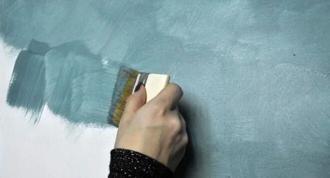 наносит кистью декоративную штукатурку. кисть декоративная для окраски стен. нанесение декоративной штукатурки кистью. Alpina strukturfarbe (альпина структурфарб). штукатурка кисточкой.