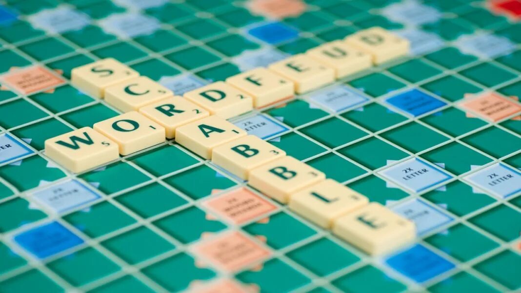 How do you play scrabble with leslie