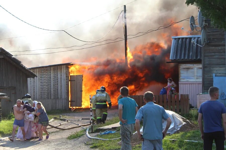 Погода в никольске вологодской. Пожар в Никольске Вологодской области. Пожар в Никольске Вологодской области вчера. Никольск Вологодская область. Пожар в Никольском.