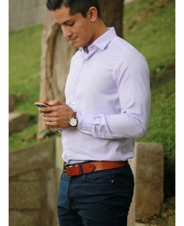 Рубашка с коротким рукавом мужская. Парень в рубашке и брюках. Мужской классический образ. Как носить рубашку с часами. Как носить рубашку с часами.