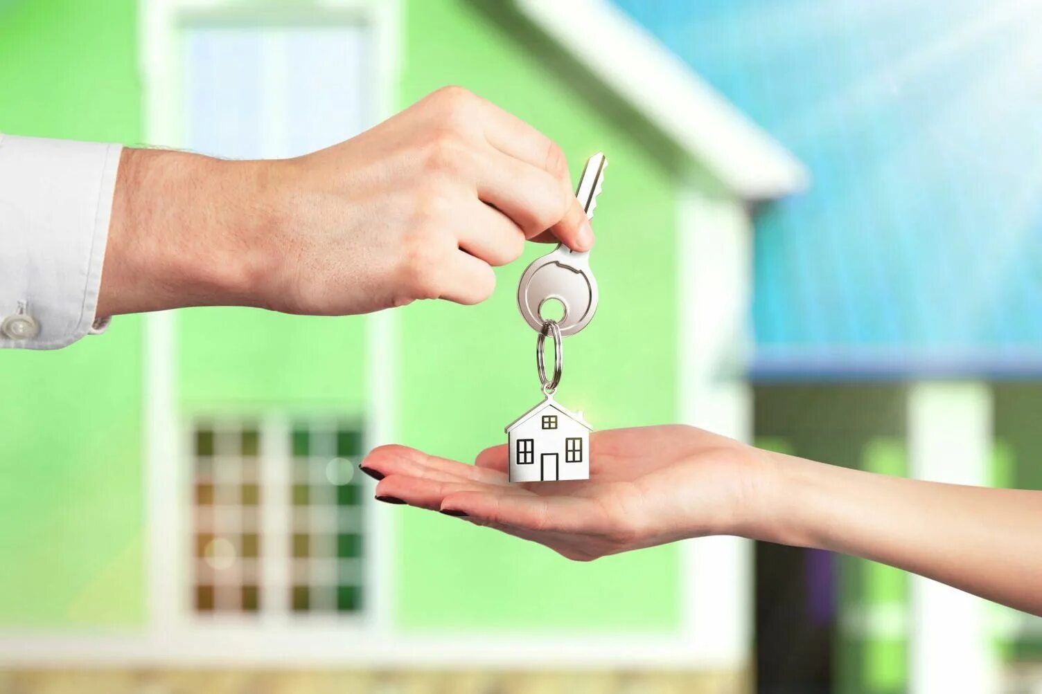 Продажа ипотечного кредита. Ключи от квартиры. Передают ключи от квартиры. Что такое ипотека на жилье. Домик с ключами.
