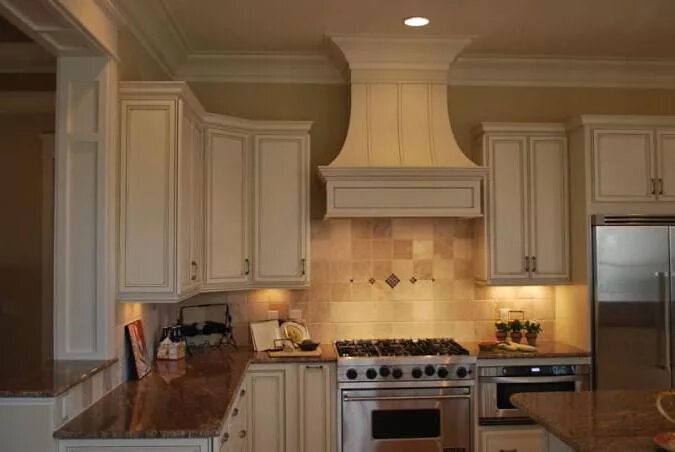 Вытяжка купольная деревянная. Купольная вытяжка в интерьере кухни. Вентиляционная вытяжка на кухне в частном доме. Монтаж вытяжки на кухне в частном доме. Вытяжка для кухни в загородном доме.