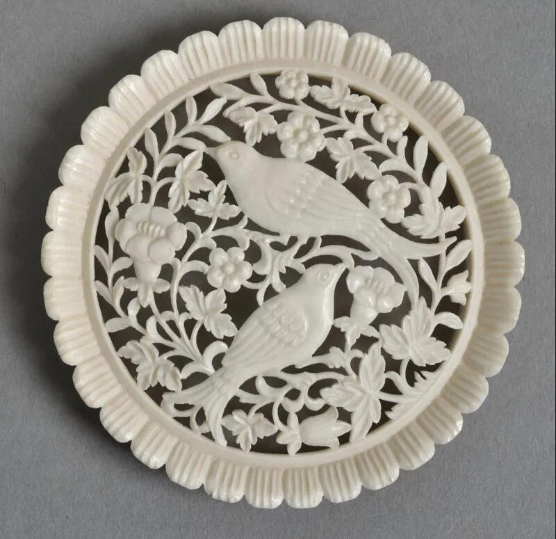 Холмогорская резьба по кости. Костяное кружево 5 6. Холмогорская резьба по кости гребни. Проект костяное кружево. Холмогорская резная кость гребень.