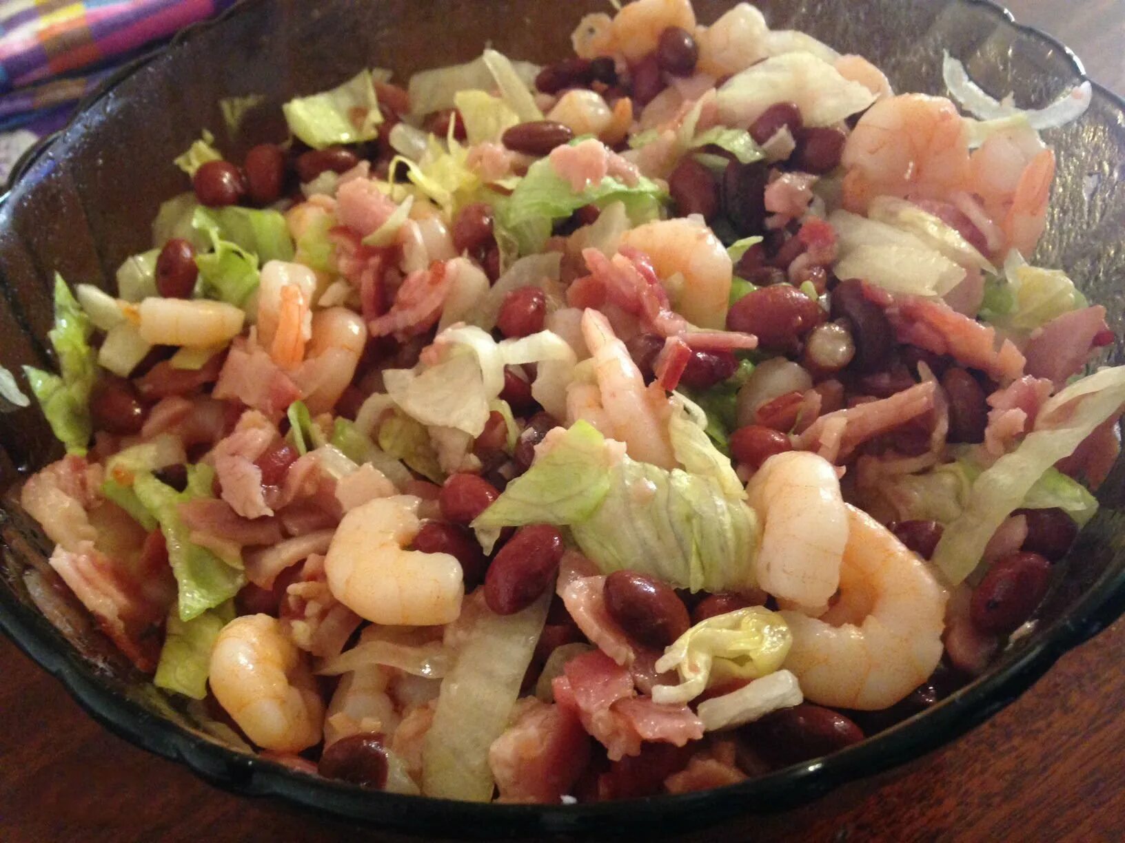 Салат с жареной морковкой и фасолью. Салат с креветками и фасолью. салат с фасолью и луком. салат с креветками и фасолью красной. салат с красной фасолью и сухариками.