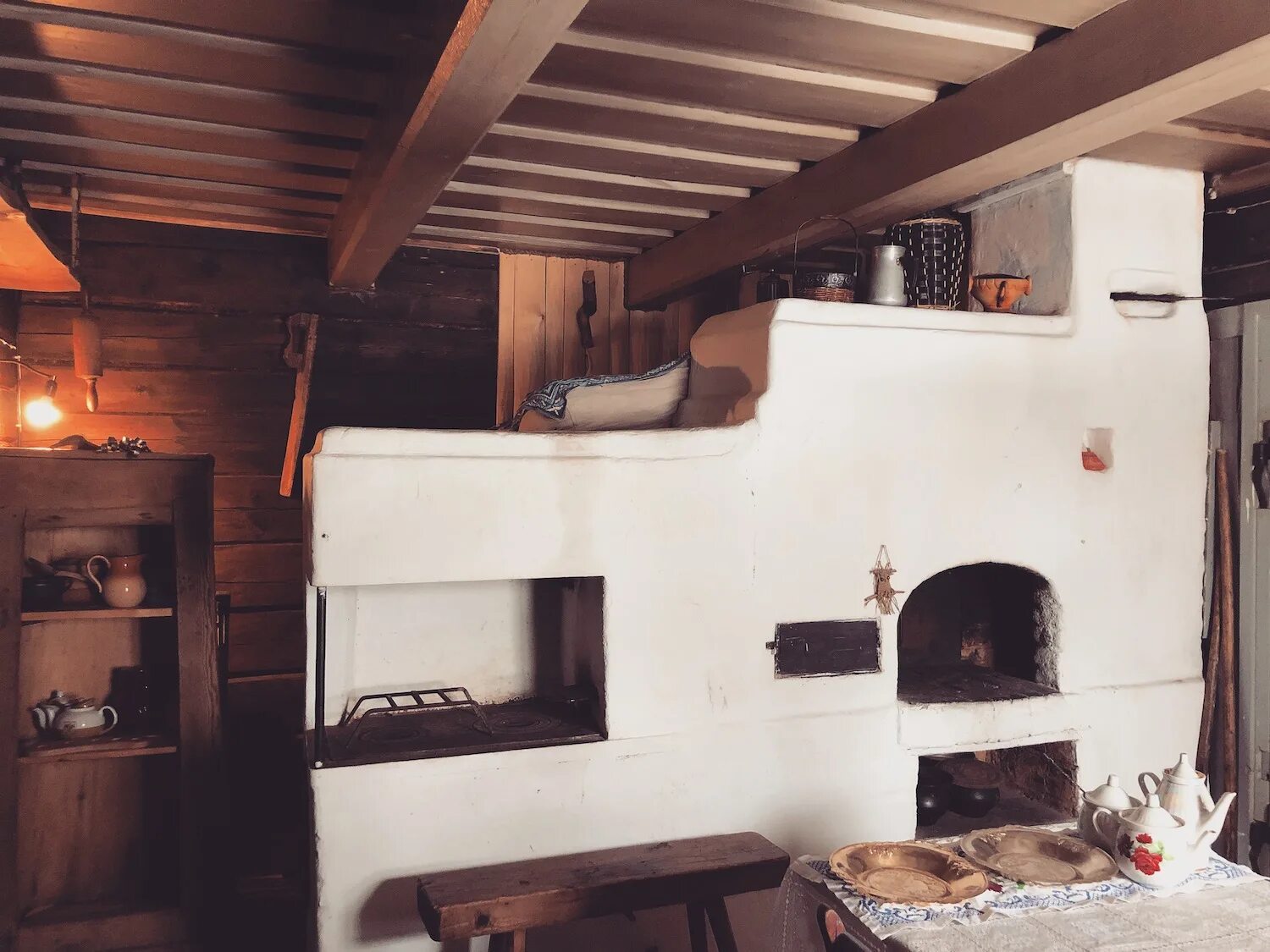 Печь мазанка. Русская печь с лежанкой в деревенском. Печь с лежанкой в деревянном доме. Русская печка с лежанкой. Русская печь с подтопком.