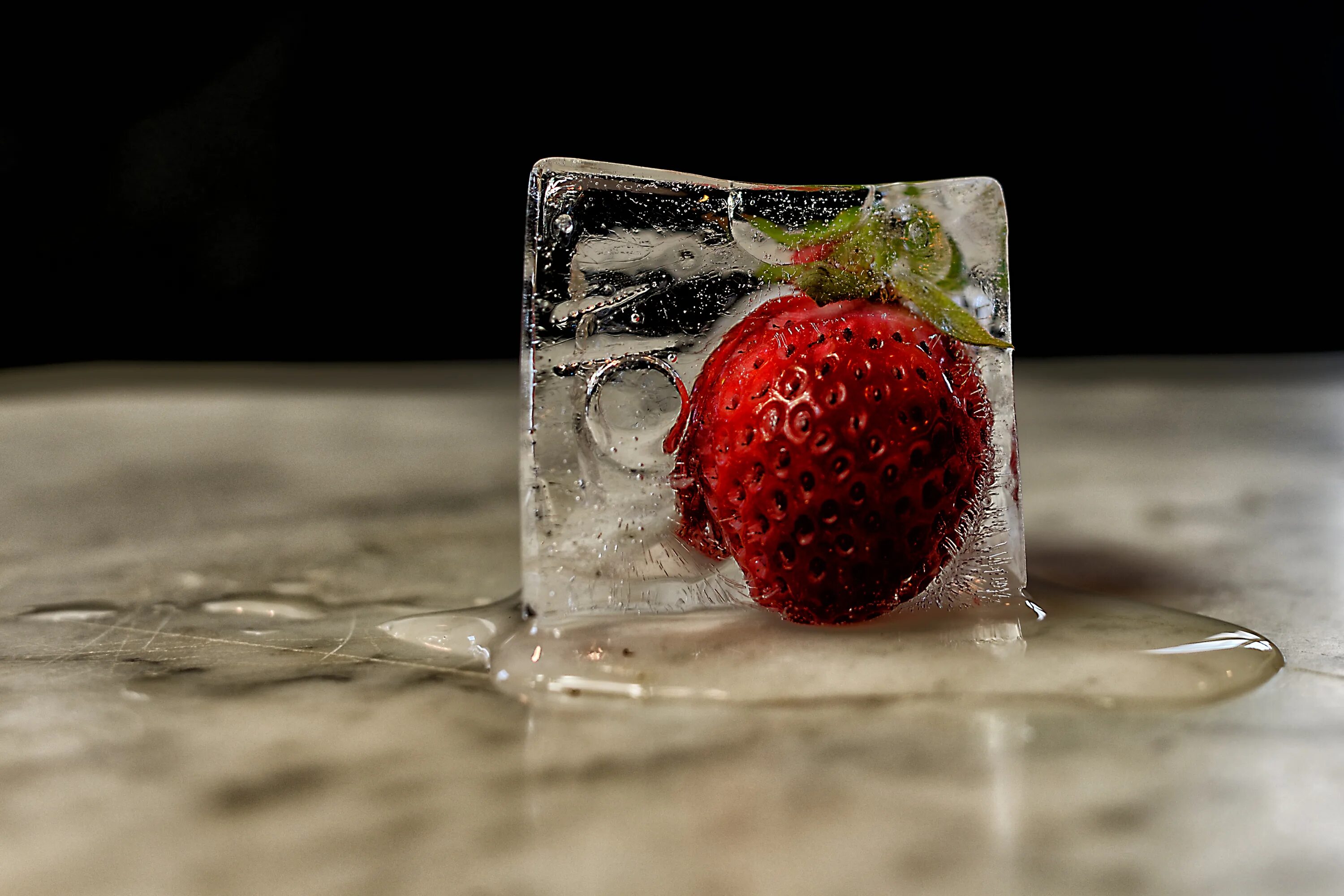Стакан земляники. Клубника со льдом. Фрукты во льду. Ягоды во льду. Кубики льда с ягодами.