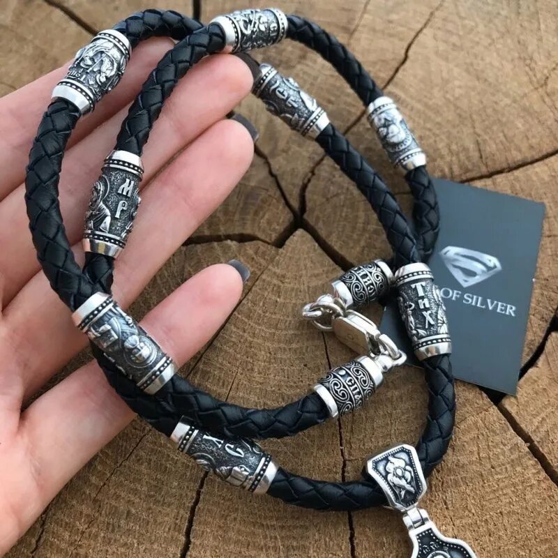 версаче вставки на гайтан. кожаный шнурок на шею. кожаный шнурок ( гайтан) с серебряными позолоченными. шнурок гайтан с рунами. шнурок гайтан с серебряными вставками.