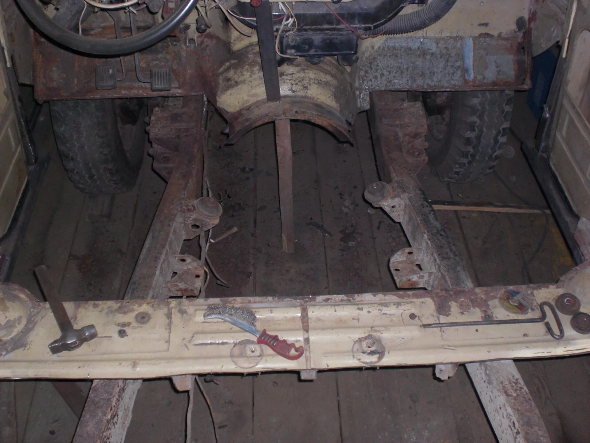 Поперечные лонжероны. Поперечный лонжерон нива 21213. Задний лонжерон уаз 469. Лонжерон рамы уаз буханка. Поперечные лонжероны.