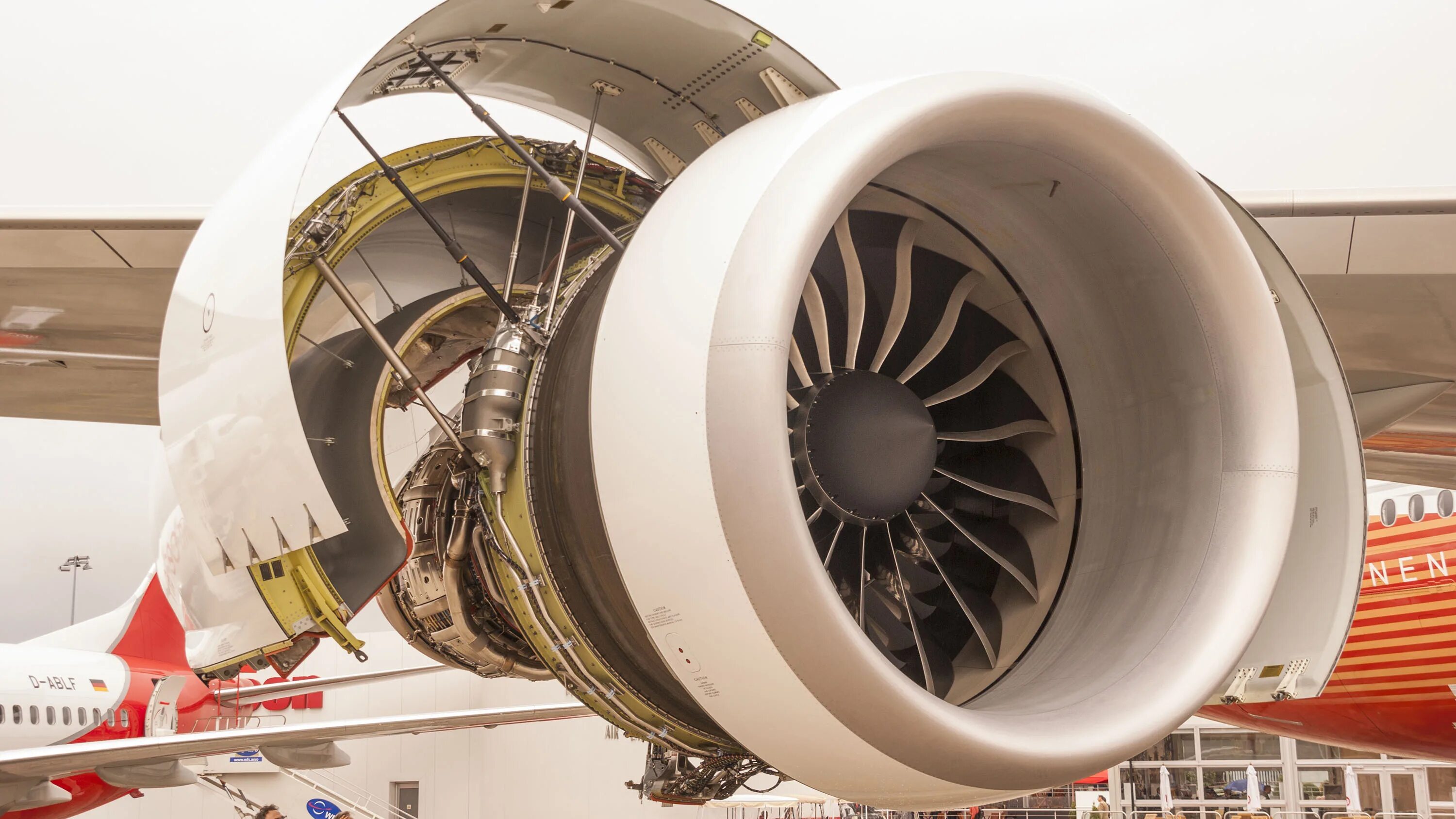 Боинг 747 800 двигатель. Boeing 747 двигатель. Боинг 747 800. Двигатель боинга 747. Двигатель боинга 747.