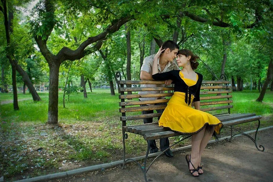 Погулять девушка парню. Девушка на скамейке в парке. Мужчина в парке на скамейке. Пара на скамейке в парке. Парочка на лавочке.