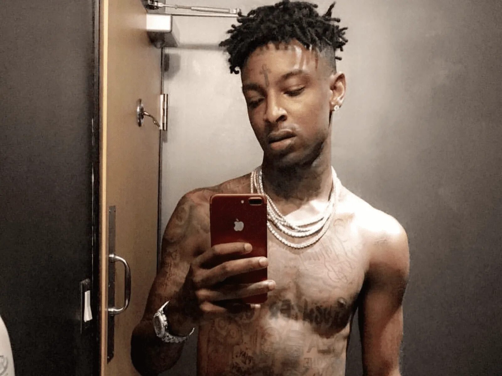 21 savage scally текст. Savage рэпер. 21 savage dreds. 21 savage селфи. 21 savage с деньгами.
