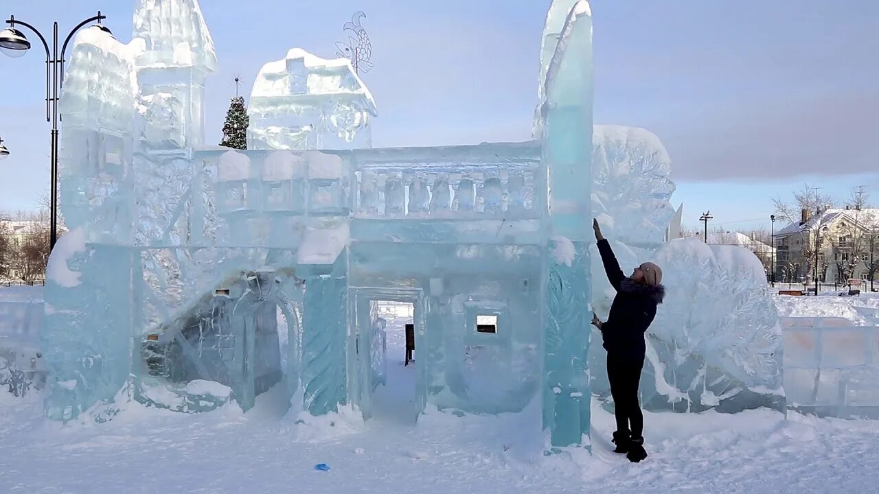 Каменск-Уральский ледяной городок 2022. Каменск-Уральский ледовые городки в90г. Каменск -Уральский городок зимний 2022. Новогодний снежный городок в Каменск Уральском. Ледовое видео