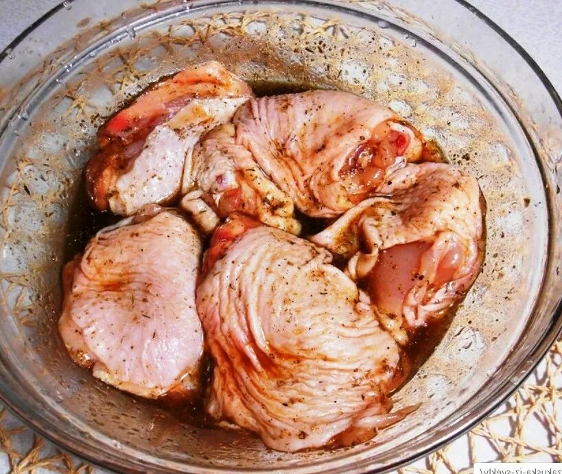Как замариновать филе курицы. Замариновать курицу. маринованная курица. мариновка курицы. мясо курицы в маринаде.
