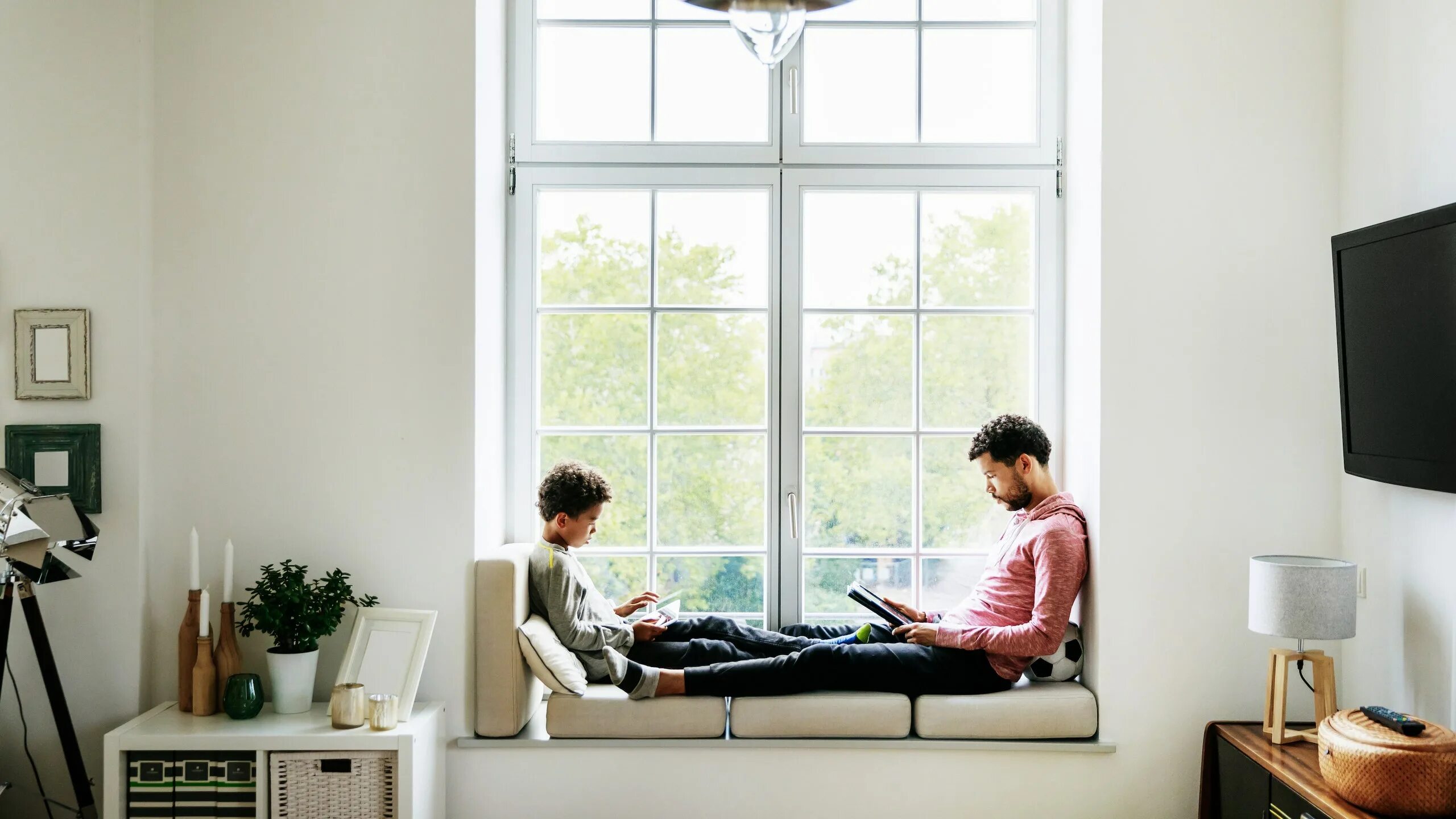 Window read. Window ledge. at home открыть. reading at home. reading windows.