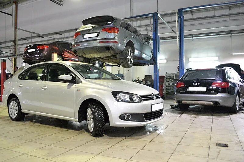 Автосервис фольксваген поло. Автосервис volkswagen. Техобслуживание volkswagen. Фольксваген поло 2004 хэтчбек. Автомобиль в сервисе.