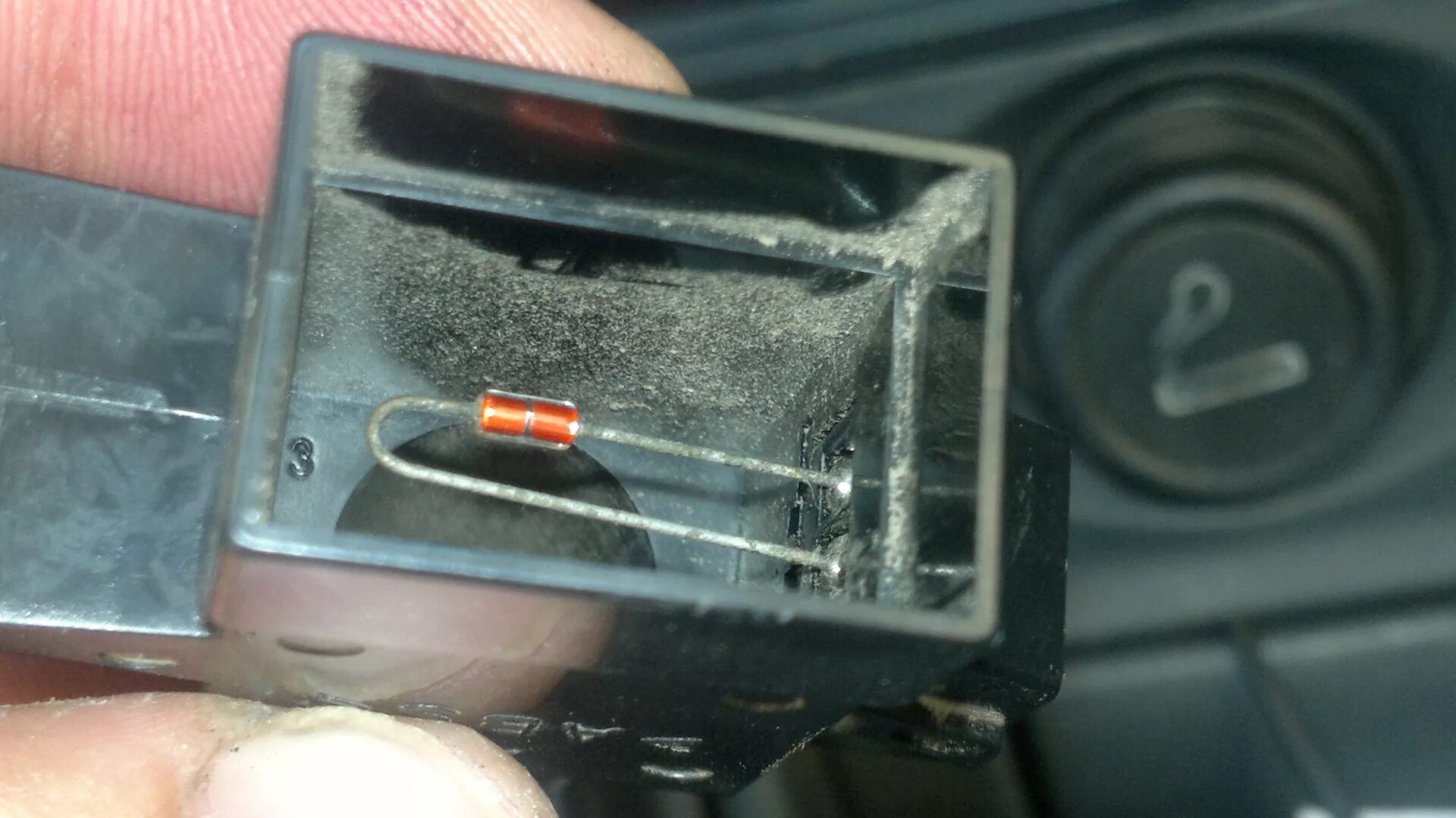 Датчик температуры в салоне тойота камри 40. Датчик климат контроля toyota camry 50. Датчик температуры воздуха форд транзит. Где находится датчик воздуха в салоне. Где находится датчик воздуха в салоне.