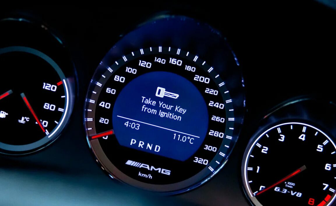 Автомобильный спидометр синий. Что показывает скорость. Почему спидометры неправильно показывают. Почему спидометры неправильно показывают. Спидометр авто показывает скорость.